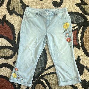 Laurie Felt embroidered pull on capris jeans